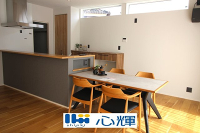 【ダイニング】 | 宇部市野中５丁目4LDK／2階建・太陽光蓄電池付き | 充分なスペースを実現した空間となっています。寛ぐ方とお料理をされる方の一体感を重視した設計。