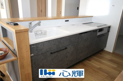 【キッチン】 | 宇部市野中５丁目4LDK／2階建・太陽光蓄電池付き | 手元の収納から、足元の収納までが全てスライド式で、奥のスペースまで有効に活用できます。