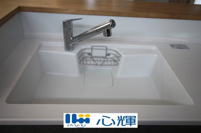 【キッチン】 | 宇部市野中５丁目4LDK／2階建・太陽光蓄電池付き | 浄水器付きです。水栓は先端が引き出せるのでシンクの隅々まで水が届きます。


