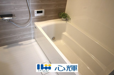 【浴室】 | 宇部市野中５丁目4LDK／2階建・太陽光蓄電池付き | ゆったりと足を伸ばし、寛げるバスルーム。一日の疲れを癒してくれる空間です。
浄水器付きシンク