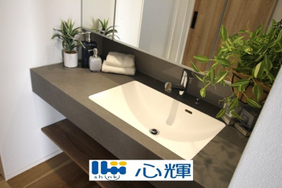 【独立洗面台】 | 宇部市野中５丁目4LDK／2階建・太陽光蓄電池付き | 平日の朝であっても落ち着きと寛ぎを感じられ、スムーズに身支度が完了します。

