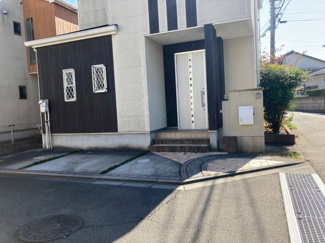 【エントランス】 | 手前は敷地内駐車場。