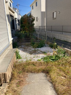 【庭】 | 庭（砂利部分）と駐車場（手前）。