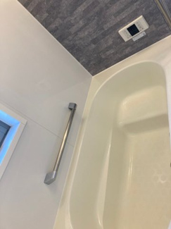 【浴室】 | 大き目の浴槽。浴室は窓付。