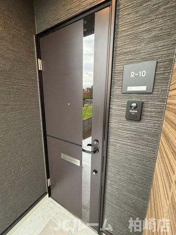 柏崎市安政町のアパートのエントランス