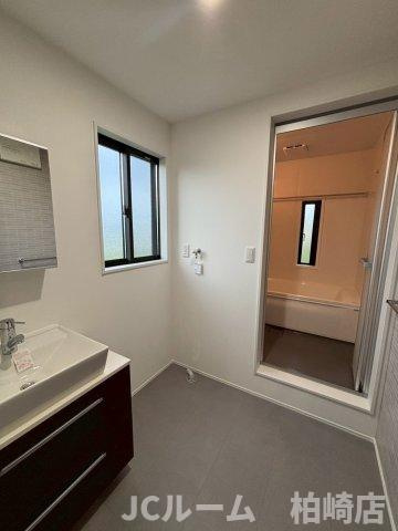 柏崎市安政町のアパートの居間・リビング