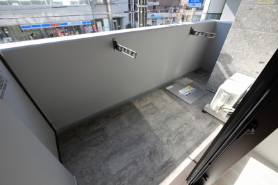 【バルコニー】 | コンフォリア・リヴ京橋 | バルコニーからの眺めを楽しみながら食事をしませんか