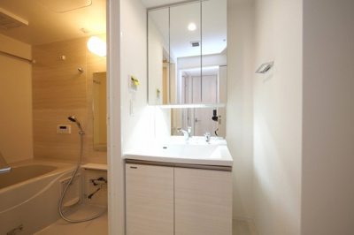 【独立洗面台】 | コンフォリア・リヴ京橋 | 独立洗面台で身支度をすべて済ませてしまいましょう