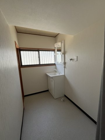 泉南郡岬町淡輪貸家の独立洗面台