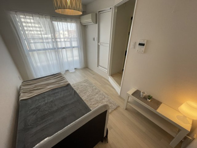 【洋室】 | ベルメゾンステラ | 大きな窓から入る陽がお部屋を明るくしてくれます