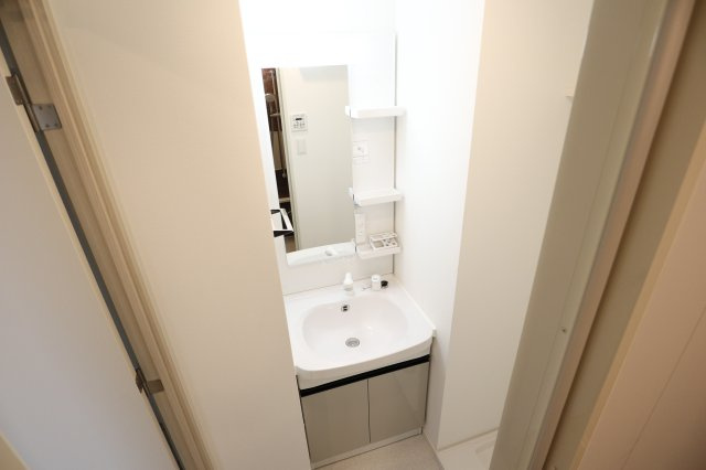 サヴォイラ・マリナ　ドゥ　ハカタ　12階の独立洗面台|別号室のものになります。現状優先。