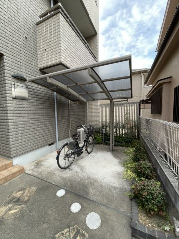 グローリオ西青木のその他共用部分|屋根付きの駐輪場