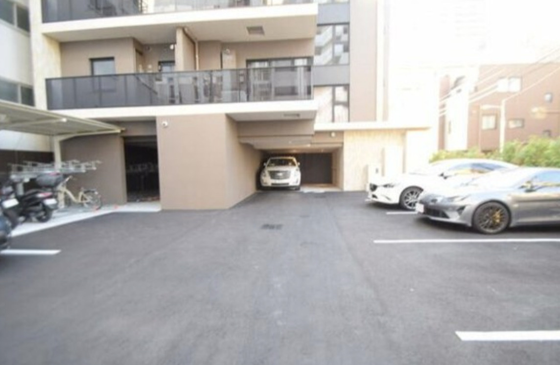 ザ・ライオンズミレス蔵前の駐車場