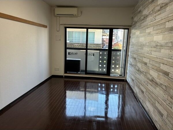 プレシャス代官の内装