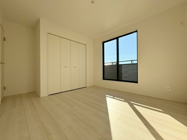 グラファーレ野市町西野5期1棟1　新築戸建住宅の洋室|バルコニーに面しているので布団を干すことも可能☆