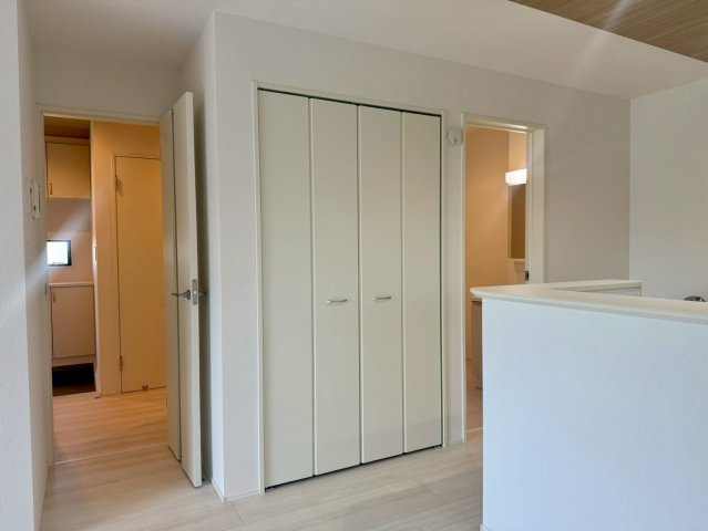 グラファーレ野市町西野5期1棟1　新築戸建住宅の収納|キッチン横の収納はパントリーとして重宝します☆