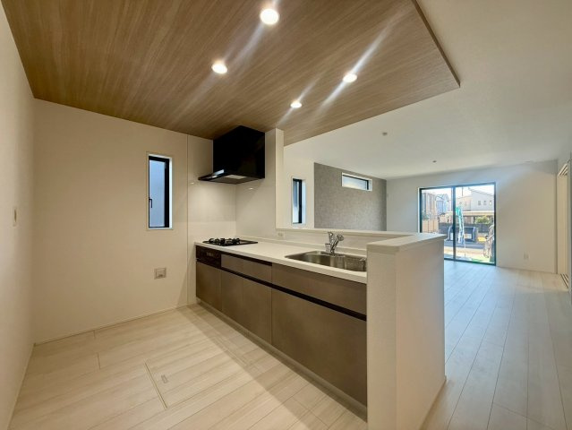 グラファーレ野市町西野5期1棟1　新築戸建住宅のその他|料理しながら家族と会話が弾む。木目天井×広々LDKの癒し空間。