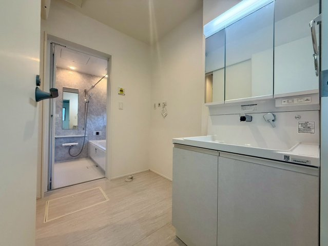 グラファーレ野市町西野5期1棟1　新築戸建住宅の独立洗面台|ゆとりの洗面室×収納豊富な三面鏡付き洗面台で朝の支度もスムーズ。