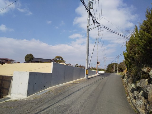 【前面道路含む現地写真】 | フィールズ西岐波（大沢） | 団地前の道路