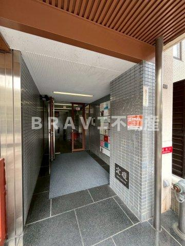 新町興伸ビルのエントランス