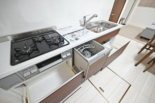 尼崎市稲葉荘4丁目中古戸建│4LDK+駐車1台可のその他|天板とワークトップ下の収納は満足のいくスペースが備わっています。 大きな鍋などもゆったりと収納いただけます。食洗機が備えられています。