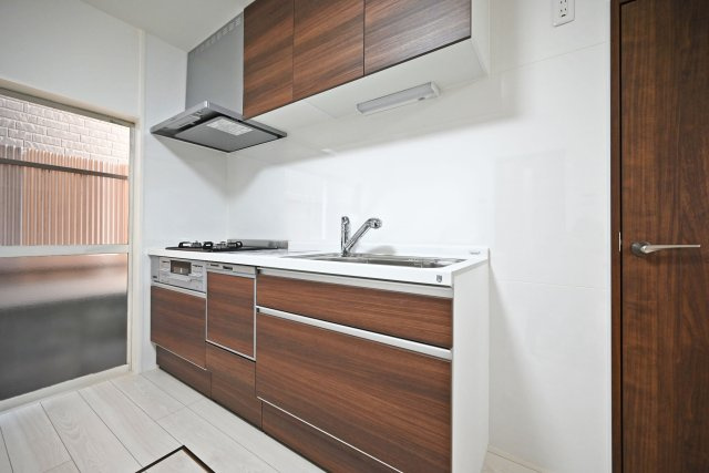 尼崎市稲葉荘4丁目中古戸建│4LDK+駐車1台可のキッチン|効率よくお料理ができるコンロ・収納を完備したシステムキッチン！ 確かな機能性を実感頂けます◎キッチンに小窓が設けており、調理で煙だらけになってもすぐに換気できます。