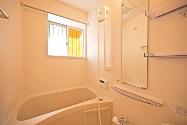 尼崎市稲葉荘4丁目中古戸建│4LDK+駐車1台可の浴室|1階浴室の内観写真です。 浴室には小窓があるので、換気がしやすく、カビ防止につながります。