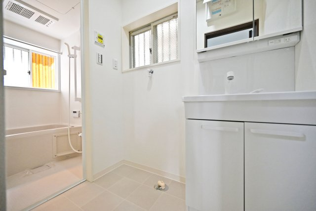 尼崎市稲葉荘4丁目中古戸建│4LDK+駐車1台可の独立洗面台|1階洗面室に入ってすぐの内観写真です。 洗面台は2面鏡裏収納付きのドレッサーです。