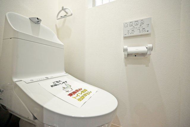 尼崎市稲葉荘4丁目中古戸建│4LDK+駐車1台可のトイレ|1階トイレの内観写真です。ウォッシュトイレを導入しています。