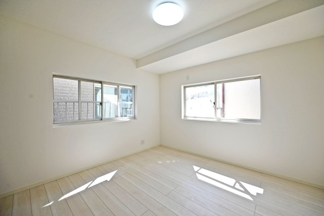 尼崎市稲葉荘4丁目中古戸建│4LDK+駐車1台可の洋室|2階主寝室想定に入ってすぐの内観写真です。 2面採光につき光を多く取り入れる事ができますので 室内大変明るい空間となっております。