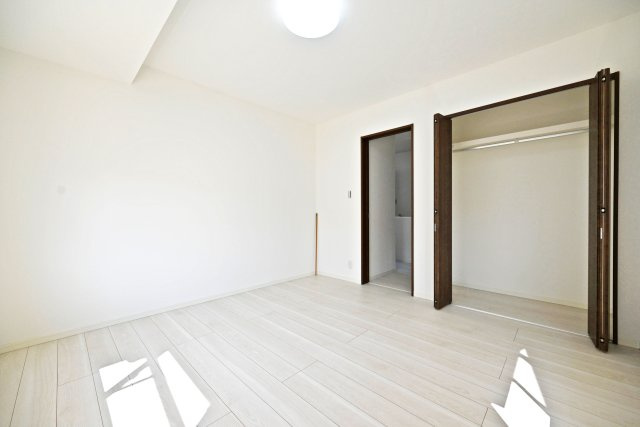 尼崎市稲葉荘4丁目中古戸建│4LDK+駐車1台可の洋室|-主寝室8帖(2F)- 各居室、収納庫内には枕棚とハンガーレールを配置しています。 限られた収納スペースでもすっきりと片付けることが出来ます。