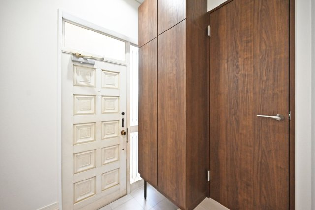 尼崎市稲葉荘4丁目中古戸建│4LDK+駐車1台可の玄関|1階玄関をホール側から撮影した内観写真です。シューズボックスを配置したオーソドックスな玄関です。