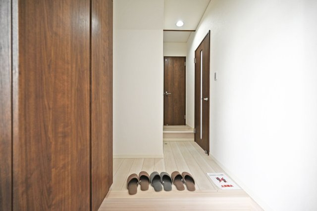尼崎市稲葉荘4丁目中古戸建│4LDK+駐車1台可の玄関|1階玄関入ってすぐの内観写真です。 上部まで収納があるシューズBOX付き。 毎日使う玄関回りも常に片付いた状態を維持できそうです。