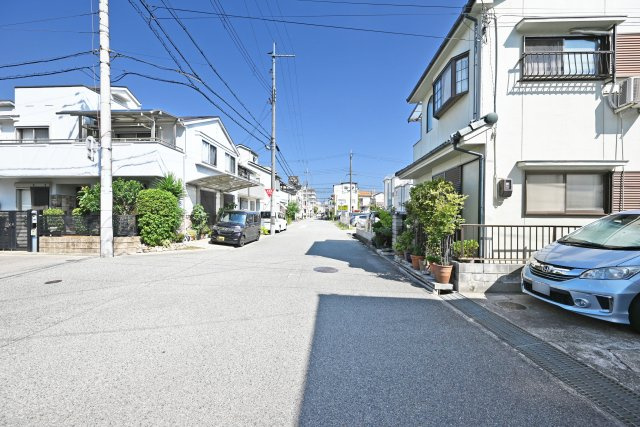 尼崎市稲葉荘4丁目中古戸建│4LDK+駐車1台可の前面道路含む現地写真|前面道路幅は西側に約6.9ｍ幅で駐車の際も安心です。