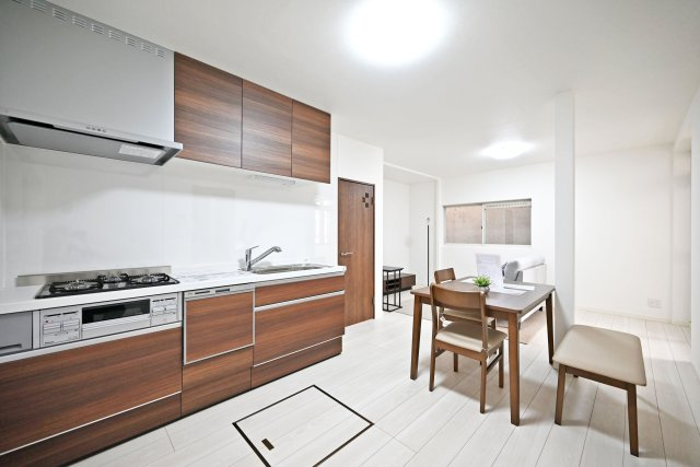 尼崎市稲葉荘4丁目中古戸建│4LDK+駐車1台可の居間・リビング|1階LDK内観写真です。 家族の集まるリビングは明るく暖かな日差しが差し込み、家族の団らんを包み込みます。 住まう人の暮らしの質を高めてくれるようなリノベーション空間です。