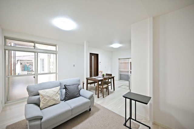 尼崎市稲葉荘4丁目中古戸建│4LDK+駐車1台可の居間・リビング|1階LDKをテレビボード側から撮影した内観写真です。
リビングセットを置いても十分な広さが確保されています。 明るく広々としたリビングで家族団らんのひと時をお楽しみ下さい！