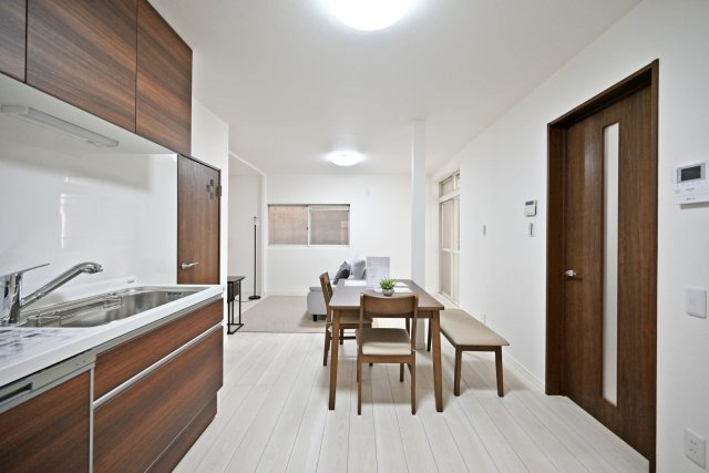 尼崎市稲葉荘4丁目中古戸建│4LDK+駐車1台可の居間・リビング|1階LDKをキッチン側から撮影した内観写真です。
4LDK間取り設計の為、お子様のいる世帯に必要な部屋数を備えた物件です。