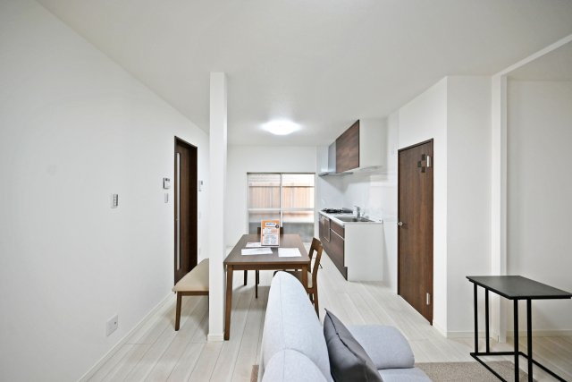 尼崎市稲葉荘4丁目中古戸建│4LDK+駐車1台可の居間・リビング|ナチュラルテイストな内装はどんな家具も合わせやすく、お好みのインテリアコーディネートをお楽しみいただけます。