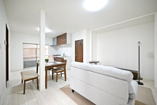 尼崎市稲葉荘4丁目中古戸建│4LDK+駐車1台可の居間・リビング|ご家族みんなで寛げるLDKの空間。 リフォーム済の為、室内大変美麗です。 ぜひ一度、ご内覧ください。