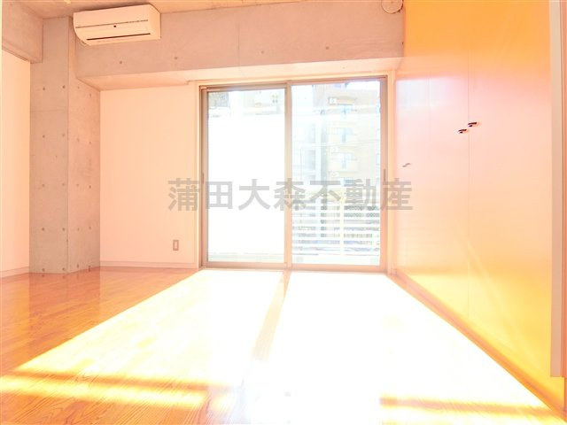 The Blue 8(ザブルーエイトの居間・リビング|南西向きの洋室