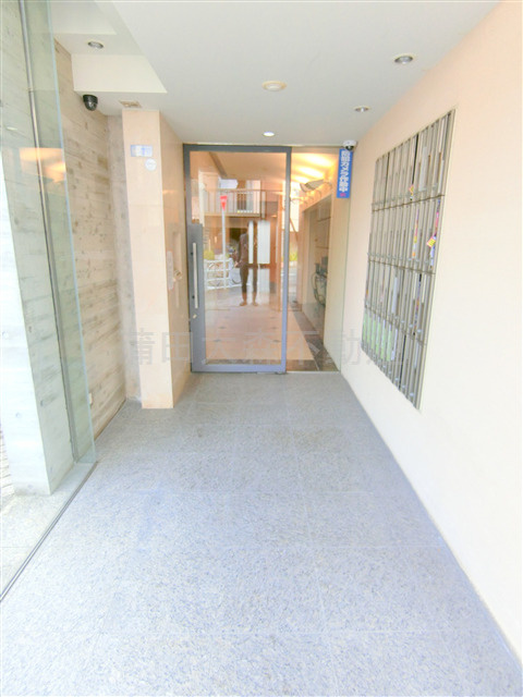 The Blue 8(ザブルーエイトのエントランス|防犯カメラオートロック