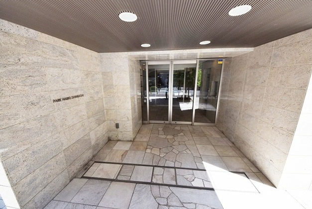 港区新橋５丁目の賃貸マンションのエントランス