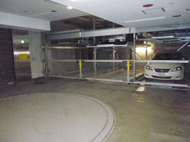 港区新橋６丁目の賃貸マンションの駐車場
