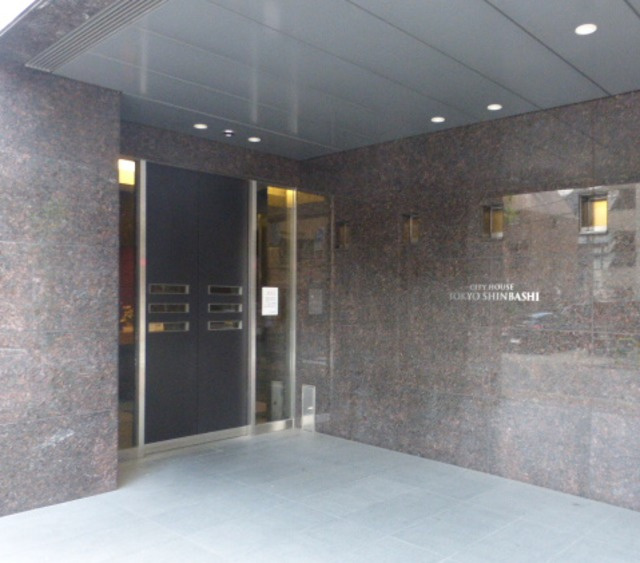 港区新橋６丁目の賃貸マンションのエントランス
