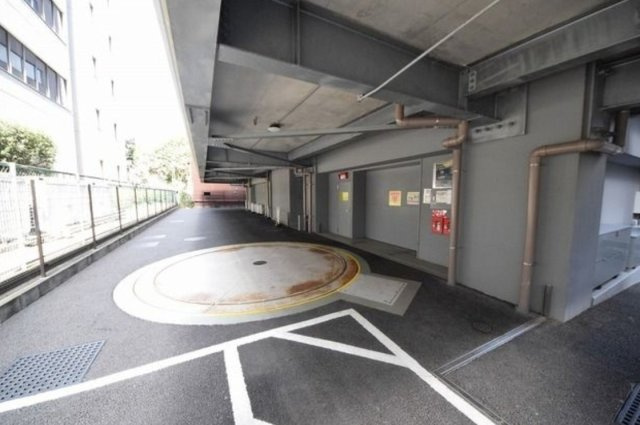 港区芝浦４丁目の賃貸マンションの駐車場