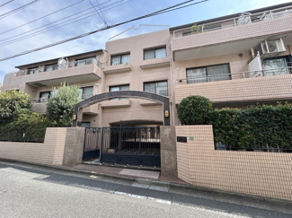 【外観】 | 青空によく映える建物です。手入れの行き届いた外壁やマンション正面エントランスなど、綺麗な姿をぜひ一度、現地にてご覧ください。～即日のご見学可能～　お問合せはお気軽にどうぞ。
