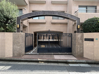 【エントランス】 | お客様を、そして住人を出迎えてくれるマンションのエントランス。ゴミが落ちていないことからも、管理状態の良さや住民の節度の高さが見て取れます。～即日のご見学可能～　お問合せはお気軽にどうぞ。
