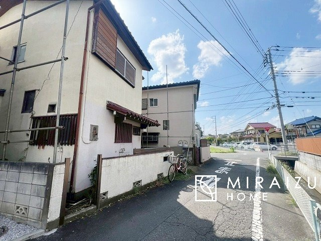 【前面道路含む現地写真】 | プライバシー性と開放感を高める住環境。陽当たりの良い開かれたロケーションを活かし、心地よい暮らしをプランニング