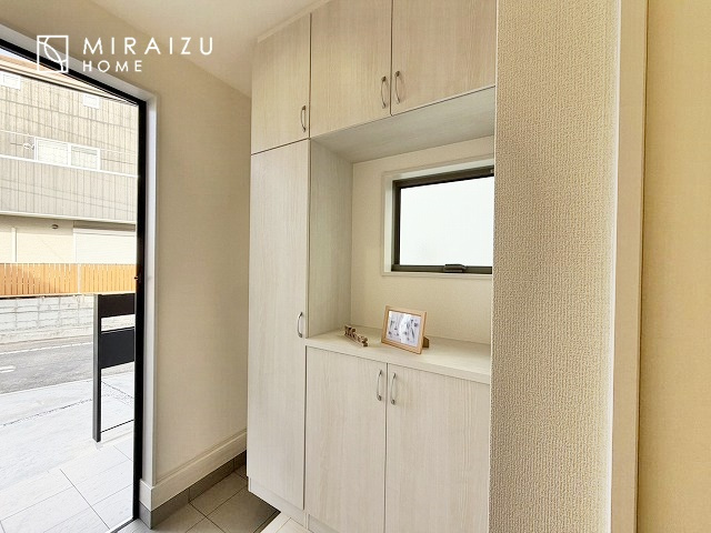 【玄関】 | 永く住むからこそシンプルで飽きのこないデザインに。ただいま、おかえりの温かな声が聞こえる玄関。