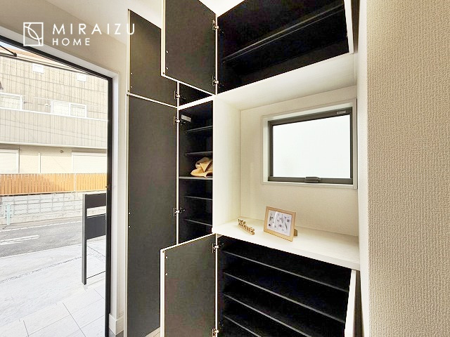 【内装】 | 安全性に配慮した手すり、清潔感や明るい陽光を取り入れてくれる窓がある階段。LED照明付きでお財布にもやさしいつくり。